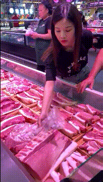搞笑GIF动态图片：劝你还是换个地锻炼吧，不然啥身体也禁不起摔啊！