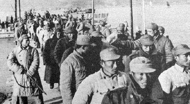 1949年，国军一副师长被三野活捉，对方微笑地说：我是中央的人