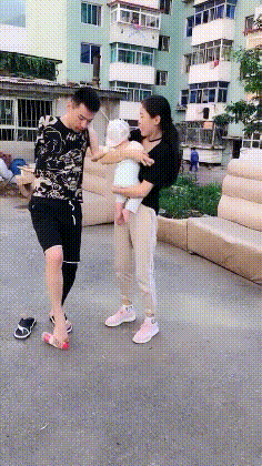 搞笑的GIF趣图：美女你这是上了三个男人的当啊！
