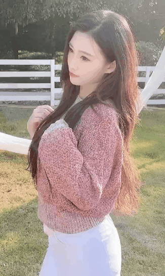 美女内涵动态图片：野外遇到这样一个姑娘，你会干吗？