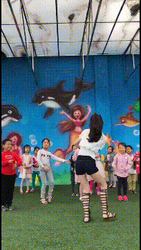 美女邪恶GIF图片：看看我家的小猫猫可爱么？