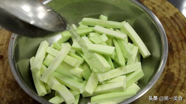 原來小炒茄子要這樣做，難怪以前炒的油膩還發黑，一看才明白 美食頻道 第3张
