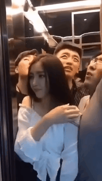 邪恶美女动图：小姐姐，这个身材是真的好啊！