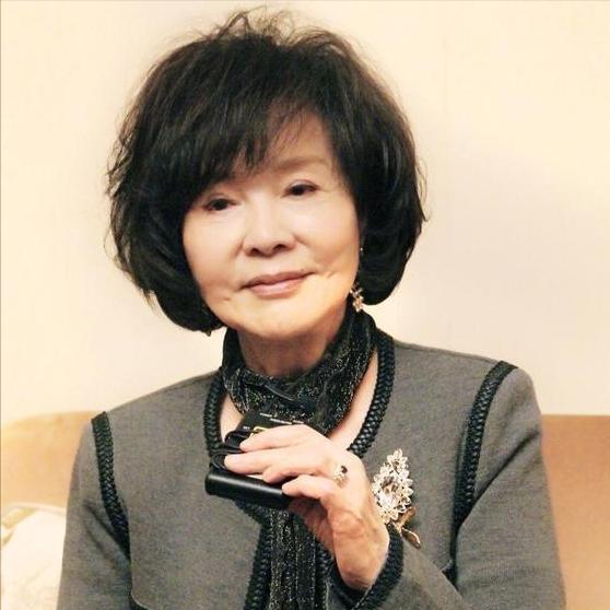 ①用刘海修饰脸型;②齐脸长度衬托五官;③烫发增加蓬松度.