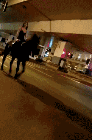 漂亮美女邪恶GIF图：相亲妹子让人感觉太有压迫感了！