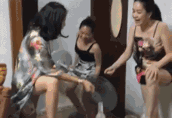 邪恶美女的动态图片：我就想问问后面那个抬风扇的是不是睡着了