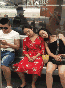 高挑美女的GIF动态图片：坐怀不乱在我这根本不可能的