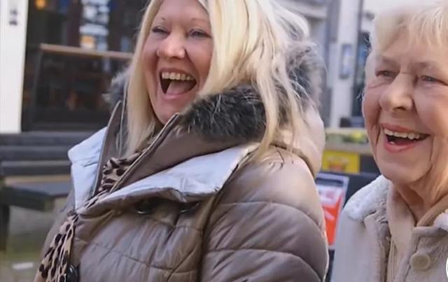 英国女子45岁生娃21个，怀孕就生下来，家里像幼儿园