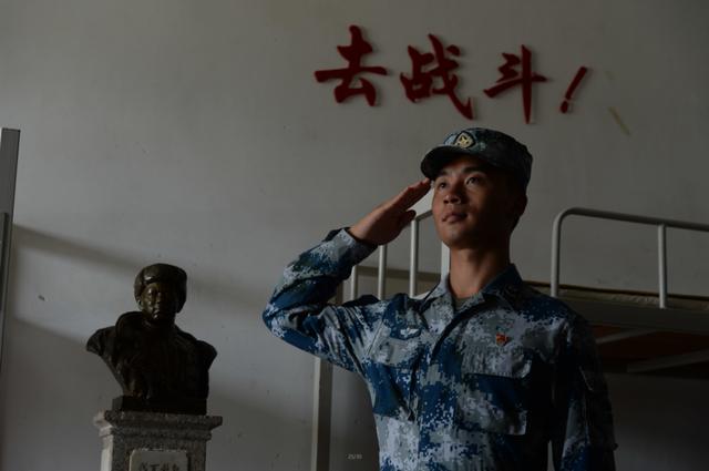 那位惊天一跃堵枪眼的青年，已经离开我们68年了