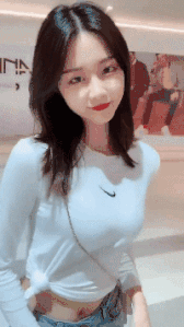 妹子内涵会动的图片：立刻打开了一瓶营养快线