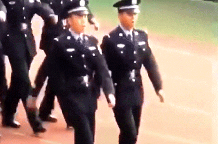 搞笑的动态图：?大哥就你这样一玩，知道多少人想生女儿吗？