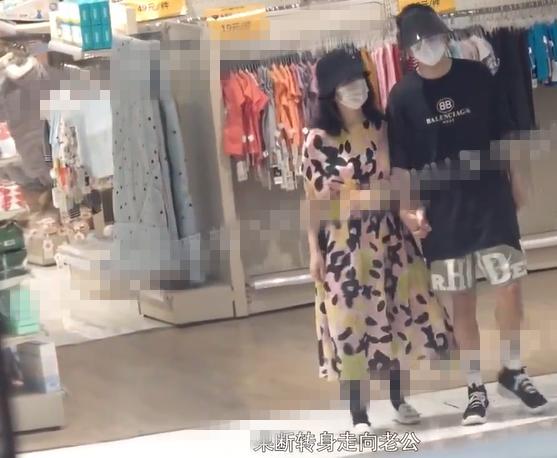 谢娜一家四口逛街！她穿衣臃肿似阿姨，双胞胎女儿正脸都太像张杰