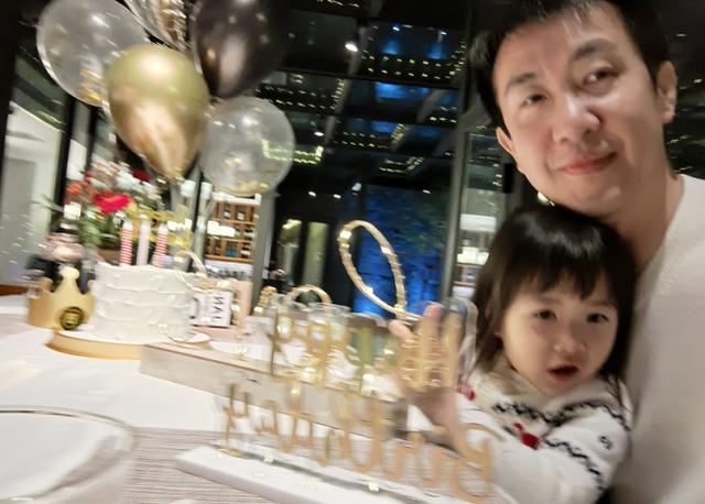 鄢颇晒同学聚会照，曾因李小冉被砍重伤，与梅婷离婚后再娶李呈媛