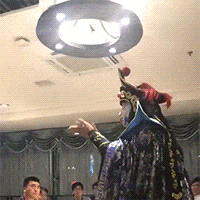 爆笑的动图GIF：你的男朋友正在痴痴地看着你
