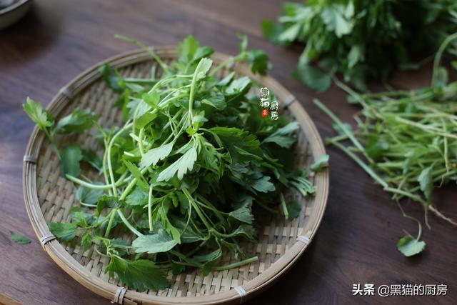 女人要好好爱自己，2块钱益母草煮汤，每个月煮4次，暖腹不受寒凉