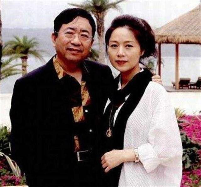 余秋雨：靠妻子寄打工费生活，成名后却抛弃妻子，娶“唐僧母亲”