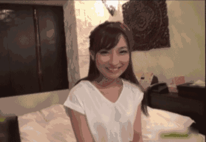 性感美女的邪恶GIF：妹子笑的挺灿烂