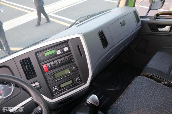 拉砂石料自卸车