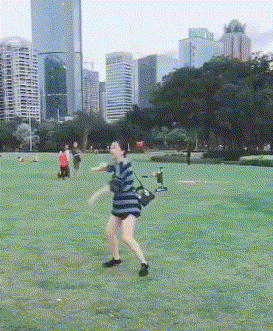 精彩的动态图片GIF:我就蹭蹭,别紧张!
