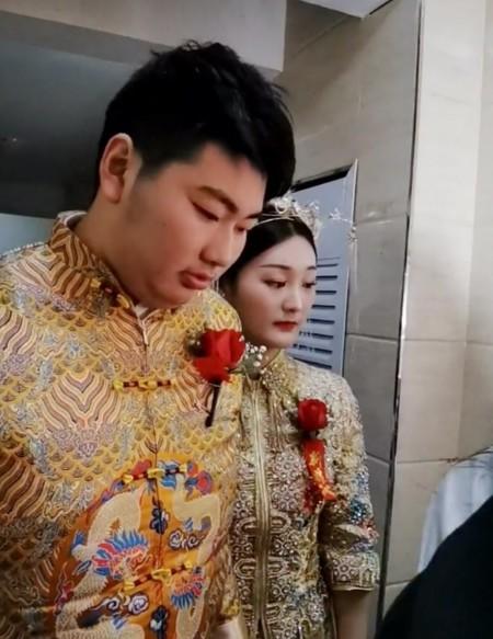 知情人曝大衣哥儿子已离婚，小伟已找新女友，女方颜值不输陈亚男