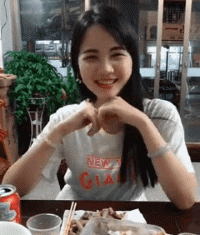 性感美女的内涵动态图：你们都喜欢大白兔吗？