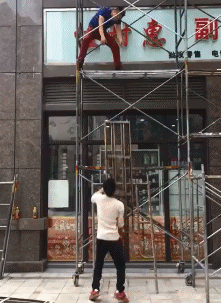 爆笑的动态图片：古有女娲补天，今有小哥补地