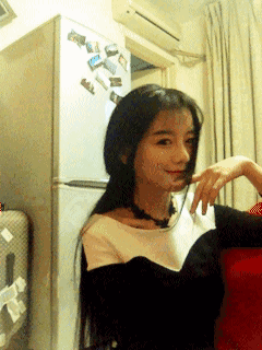 美女邪恶的动态图图片：吃不吃饭无所谓，主要还是拍照要好看！