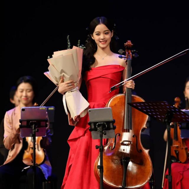 欧阳娜娜还拉大提琴吗(欧阳娜娜拉大提琴视频)