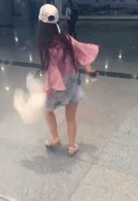 美女的内涵GIF动图：你走路的姿势怎么那么的霸气呢