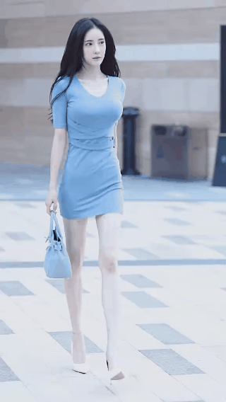 很邪恶的美女GIF动图：这个姿势是不是得给99分呀！