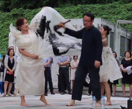 爆笑的动图GIF:谁知道它是怎么变绿的?