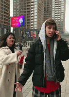 搞笑会动的图片GIF：现在的草莓，都这么生性了吗？