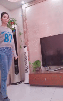 圣诞美女GIF动图：圣诞节快乐！妹子送到！
