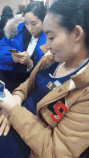 爆笑的GIF图片：老板半个小时了，我洗个头这么难吗？