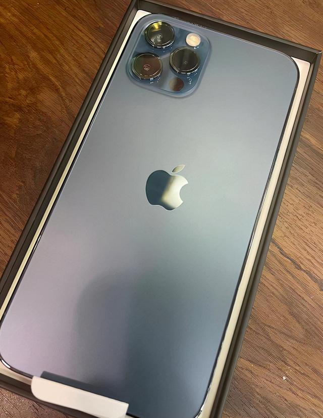 这大概是最粗心的商家吧，网友买全新iPhone12Pro居然还开着机