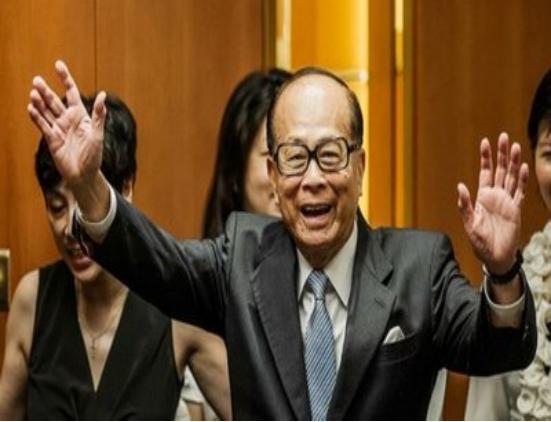 买下半个英国后，李嘉诚又要回来，他嗅到什么了？