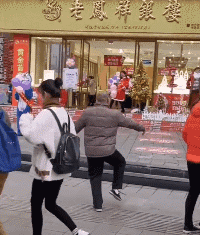 搞笑gif乐图：按摩手法娴熟，我等会给你盖个章！
