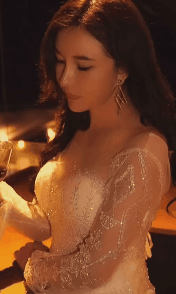 成人邪恶gif：妹子身上的纹身很漂亮