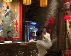 搞笑动图GIF图：偷人家老婆，还踩人家的车