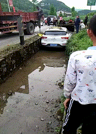 搞笑的动态图GIF：男人就是要对自己狠一点，一点都不疼