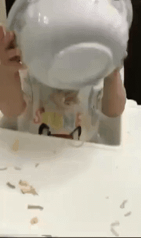 搞笑的动图GIF：我的心在飞，身体却在往下坠！