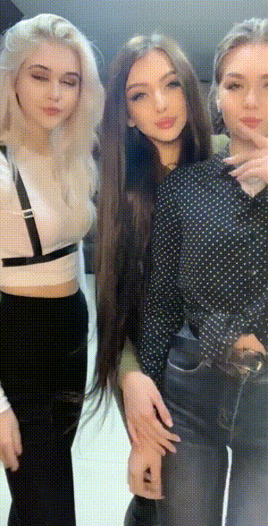 偷偷看的邪恶美女动图：看好你们男朋友，齐B短裤美女要出门遛狗了