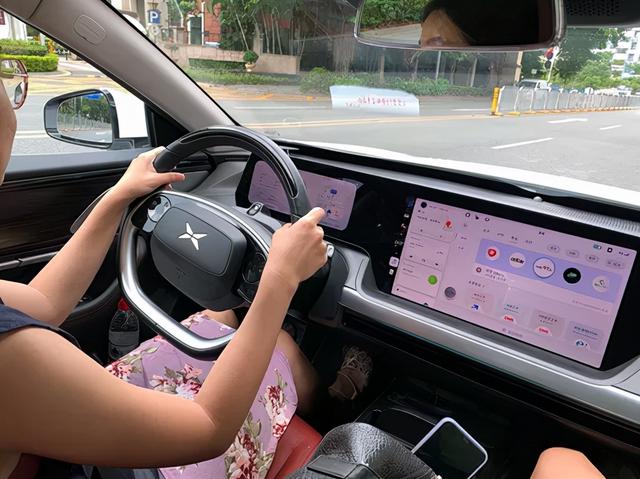 小鹏P7试驾报告：科技、好开、安静从容，这个小鹏有点料