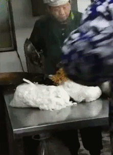 爆笑的动态图片：下跪也没用，狗肉今天是吃定了
