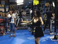 邪恶的动态图图片：妹纸，你这样跳绳，不会达标的太慢了
