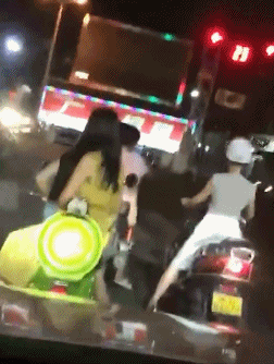 爆笑的动态图GIF：雪中送炭是这样吗？