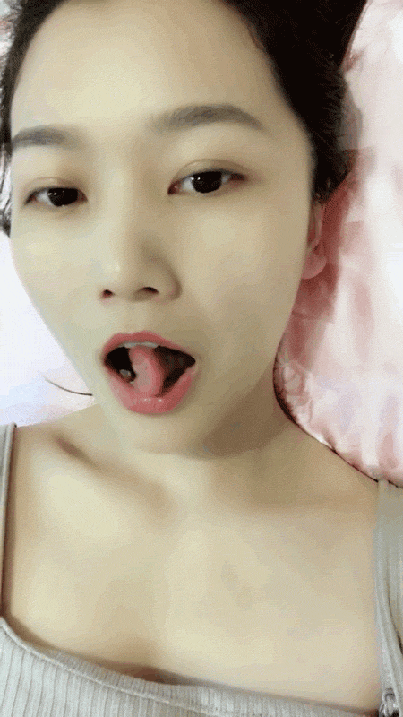 邪恶内涵的美女动态图：不好，这俩小伙被妹子盯上了