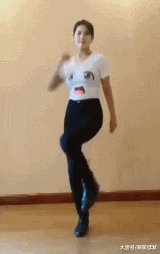 邪恶的美女动图：衣服上的表情，仿佛都活了起来！跳的好不好还重要吗