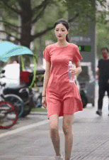 身材很好的美女GIF：可爱的小姐姐们都这样做？