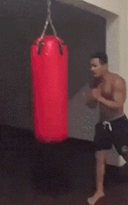 不一般搞笑的GIF：妹子这屁的威力有点大